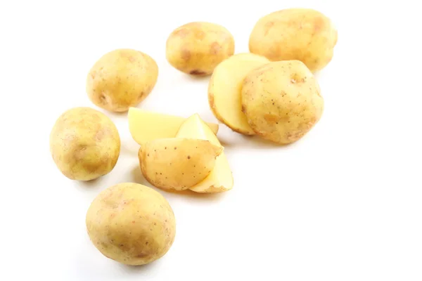 Jeunes pommes de terre isolées sur blanc — Photo