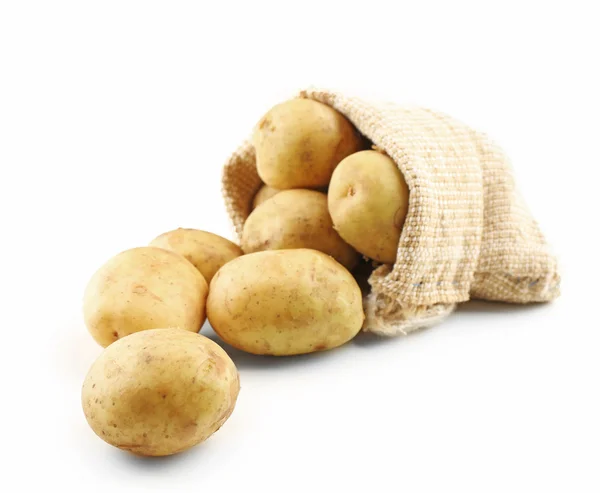 Beyaz izole çul çanta içinde genç patates — Stok fotoğraf