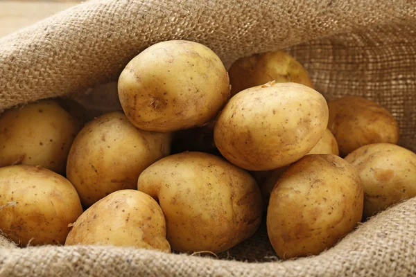 Junge Kartoffeln auf Sacktuch aus nächster Nähe — Stockfoto