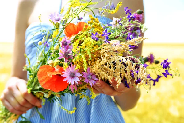 美しい野生の花を持つ女性 — ストック写真