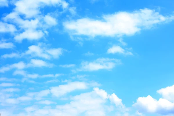 Fond bleu ciel avec nuages — Photo