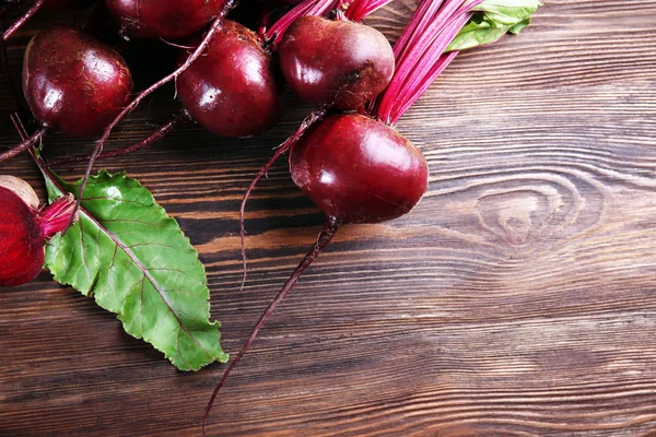 Young beets with leaves on wooden table close up — Stock Photo, Image