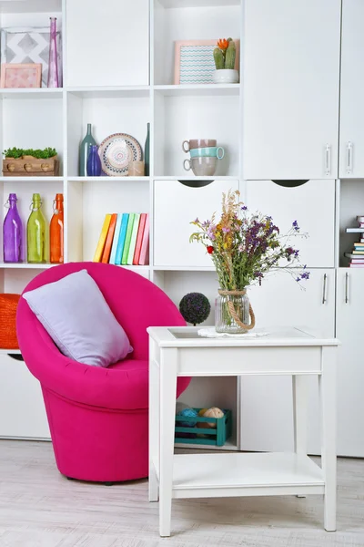 Salon blanc avec fauteuil et bibliothèque — Photo