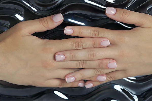 Kobieta ręce z Francuski manicure — Zdjęcie stockowe