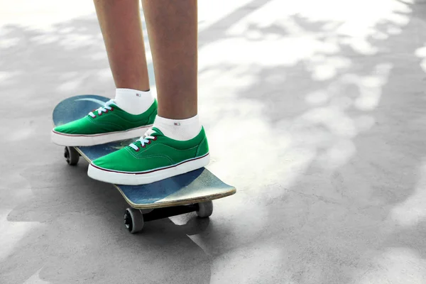 Jonge skateboarder in gumshoes permanent op skate — Stockfoto