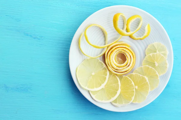 Citrons mûrs sur table en bois close up — Photo