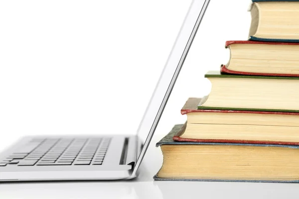 Stapel boeken met laptop — Stockfoto