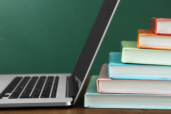 Stapel boeken met laptop — Stockfoto