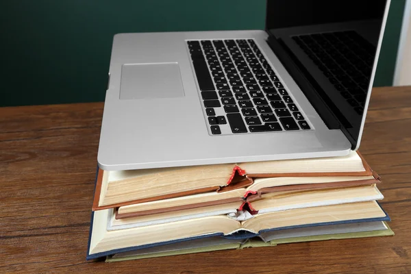 Stapel boeken met laptop — Stockfoto