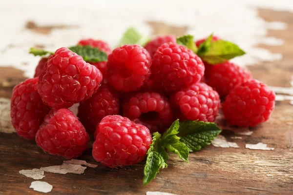 Fresh red raspberries on rustic wooden table, closeup — Stock Photo, Image