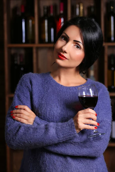 Hübsche junge Frau mit Weinglas — Stockfoto
