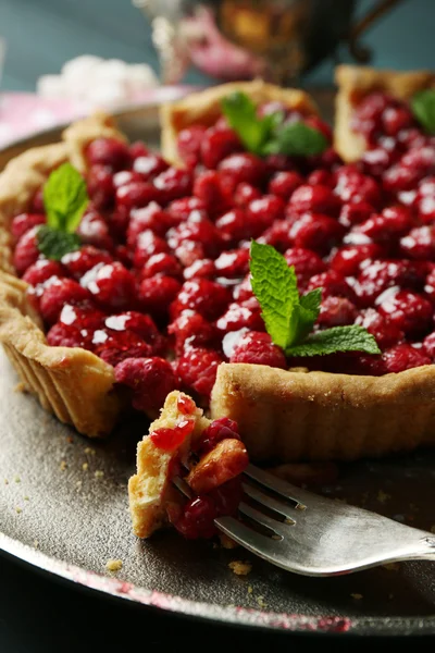 Pedaço de torta com framboesas na bandeja, close-up — Fotografia de Stock