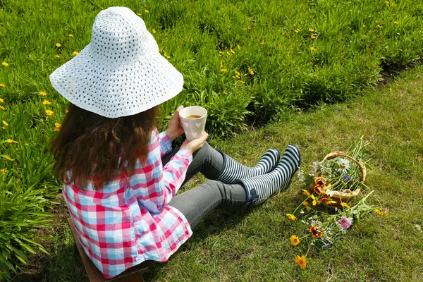 Young woman with cup — Stock Photo, Image