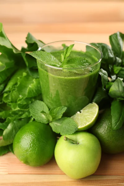 Groene gezond vruchtensap met groenten en kruiden op tafel close-up — Stockfoto