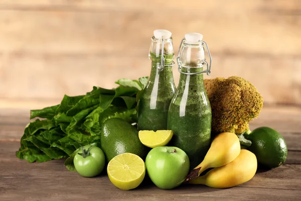 Jus hijau sehat dengan buah-buahan dan sayuran di atas meja kayu tutup — Stok Foto