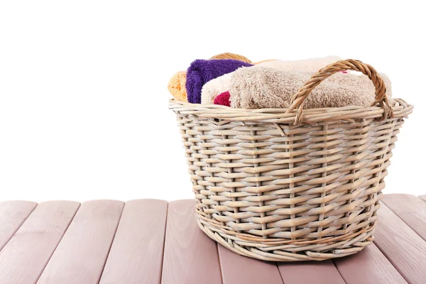 Barevné ručníky v košíku — Stock fotografie