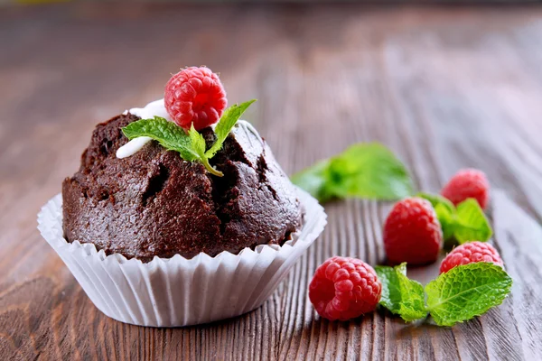 Köstliche Schokoladen-Cupcake mit Beeren auf Holztisch aus nächster Nähe — Stockfoto