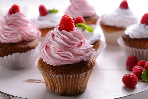 Deliciosos cupcakes com bagas — Fotografia de Stock