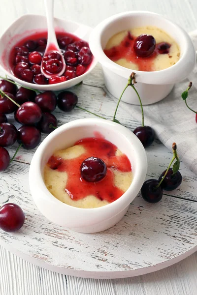 Chutné pudink s třešněmi — Stock fotografie