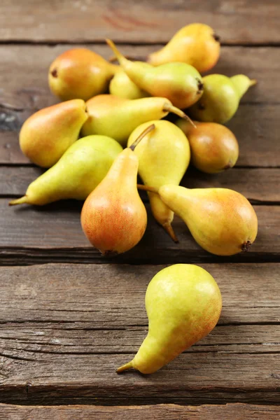 Close-up van rijpe peren op houten tafel — Stockfoto