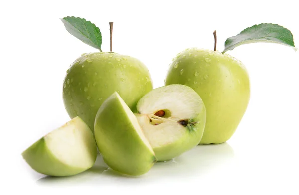 Manzanas verdes maduras aisladas en blanco — Foto de Stock