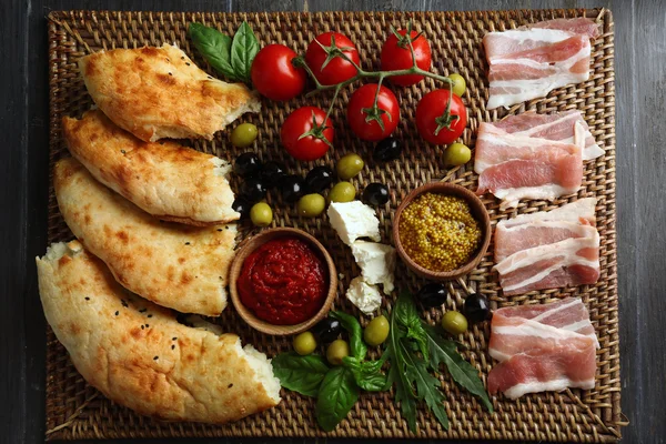Ingredientes de la cocina mediterránea, sobre tabla de madera, vista superior — Foto de Stock