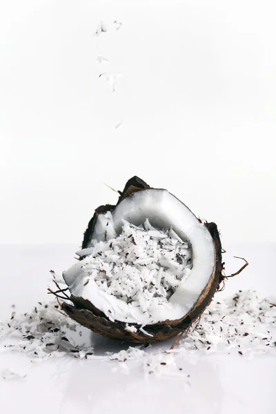 Kokosnoot krullen in kokosnoot geïsoleerd wit — Stockfoto