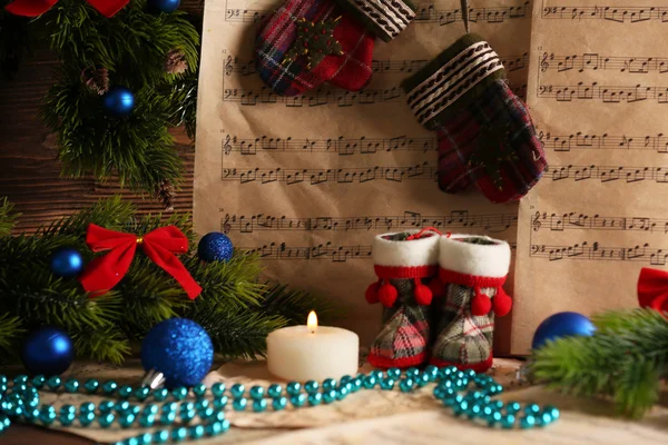 Notas musicales con decoraciones navideñas — Foto de Stock