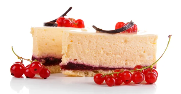 Smakelijke stukjes cheesecake met bessen geïsoleerd op wit — Stockfoto