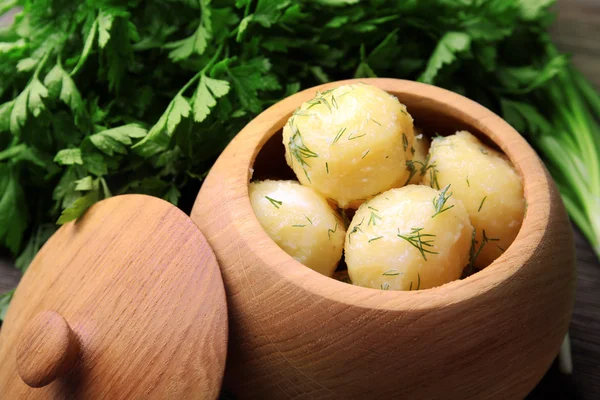 Patate bollite con aneto in pentola sul tavolo da vicino — Foto Stock