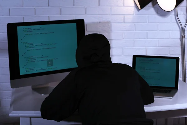 Хакер с компьютером и ноутбуком — стоковое фото