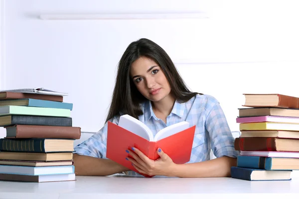 Jovem leitura livro menina no quarto — Fotografia de Stock