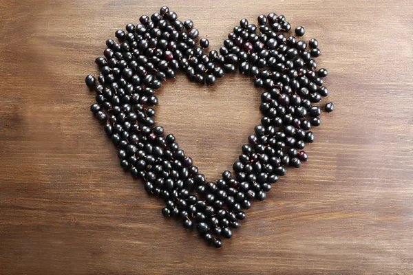Zwarte bessen in de vorm van hart — Stockfoto