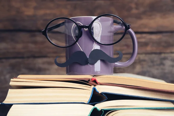 Libros de época y copa con bigote — Foto de Stock