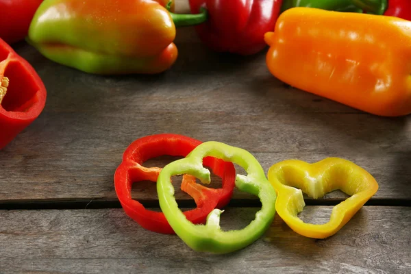 Pimientos coloridos en mesa de madera rústica, primer plano — Foto de Stock