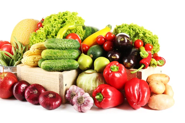 Composición con frutas y verduras frescas aisladas sobre blanco — Foto de Stock