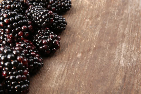 Ripe blackberries on wooden background — Stock Photo, Image