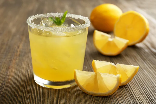 Лимонный сок на деревянном столе — стоковое фото