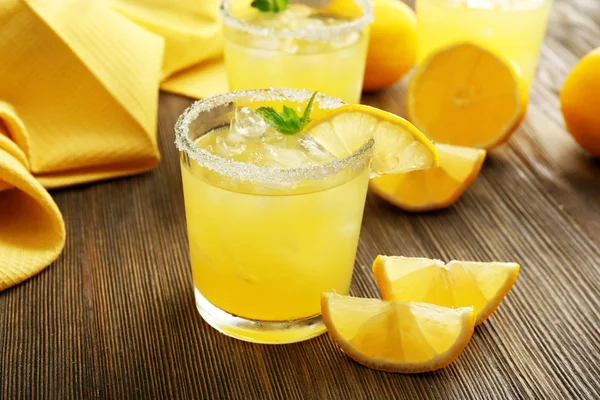 Лимонный сок на деревянном столе — стоковое фото
