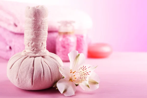 Massage påsar med spa-behandling — Stockfoto