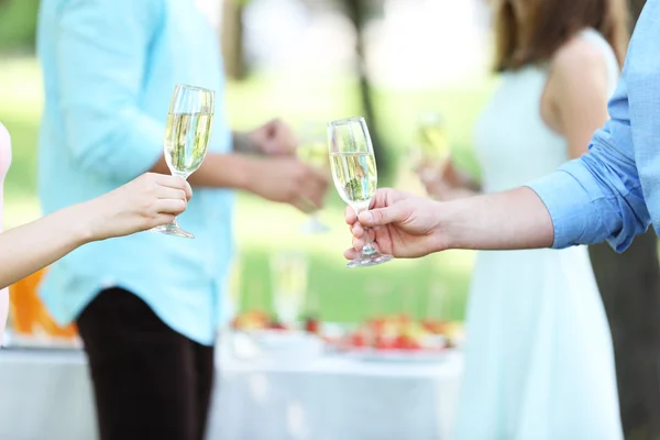 Guests drink champagne on wedding ceremony — Stock Photo, Image