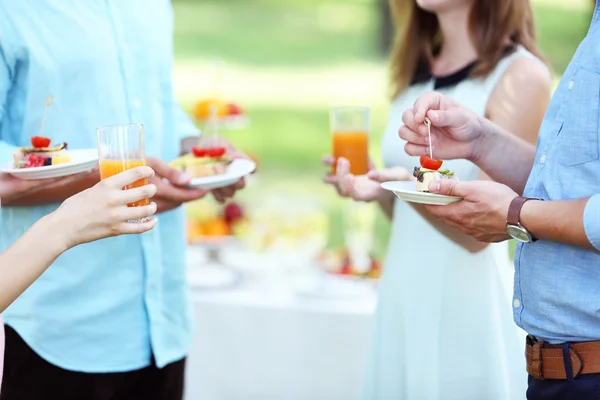 Coffee and lunch break in office garden — Stock Photo, Image