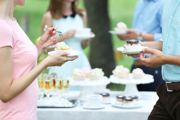 Koffie en lunch breken in kantoor tuin — Stockfoto