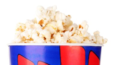 beyaz izole patlamış mısır ile kova