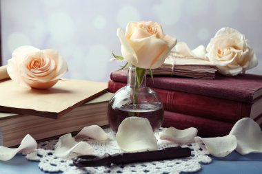 Eski kitap ve harfler ile taze gül