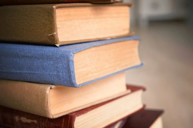 Eski yakın yığın kitap