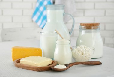 Süt ürünleri ahşap masada.