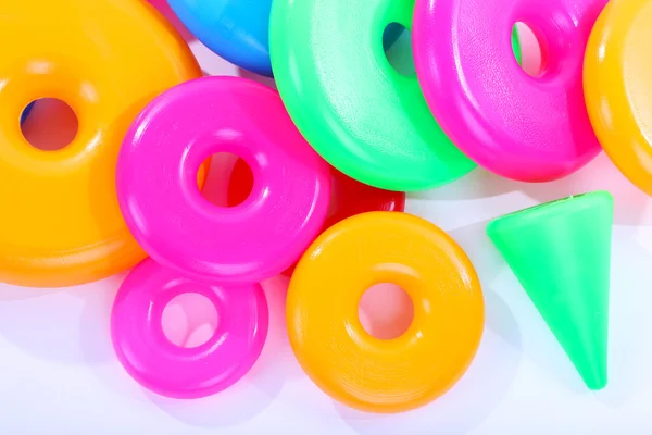 Anéis de plástico coloridos de perto — Fotografia de Stock
