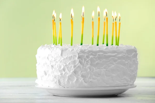 Narozeninový dort se svíčkami na světlé pozadí — Stock fotografie