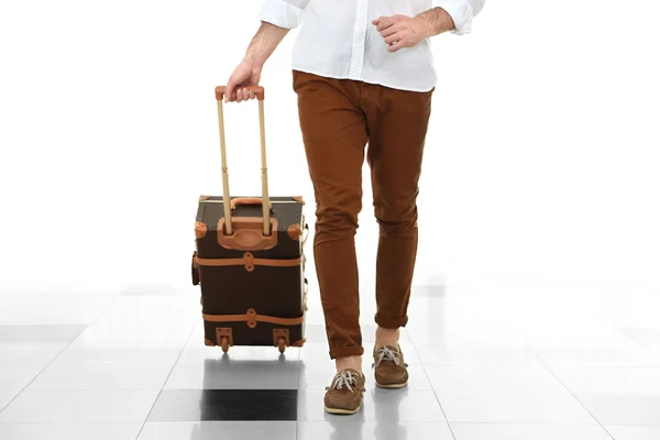 Άνθρωπος εκμετάλλευση βαλίτσα στο αεροδρόμιο — Φωτογραφία Αρχείου
